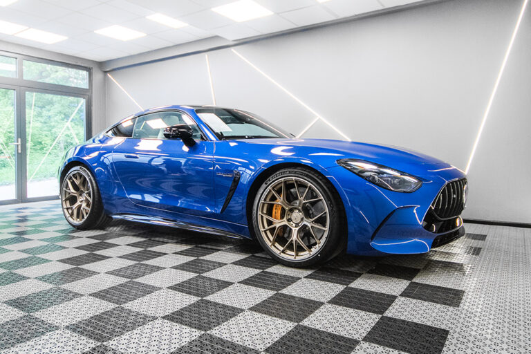 Mercedes AMG GT 63 z zabezpieczeniem PPF – widok z przodu na tle studia detailingowego