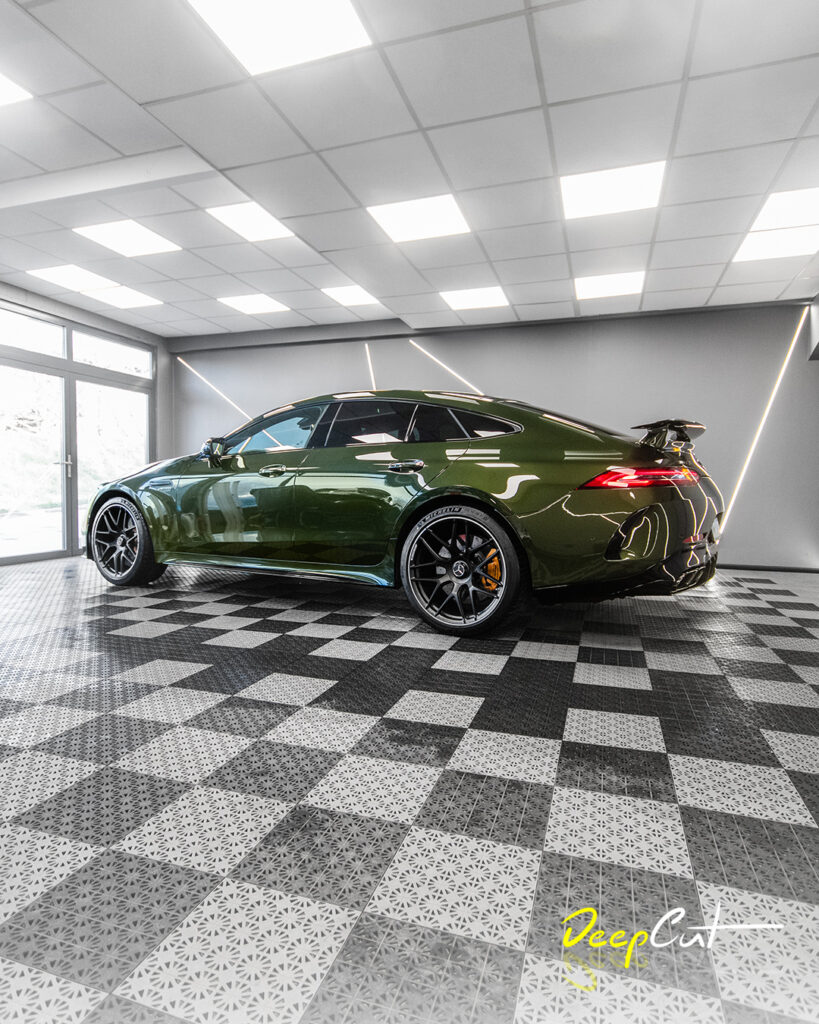 Mercedes AMG GT 63 S z zabezpieczeniem PPF – widok z boku na tle studia detailingowego