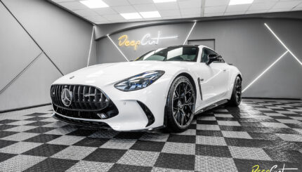 Mercedes AMG GT 63 z zabezpieczeniem PPF – widok z przodu na tle studia detailingowego