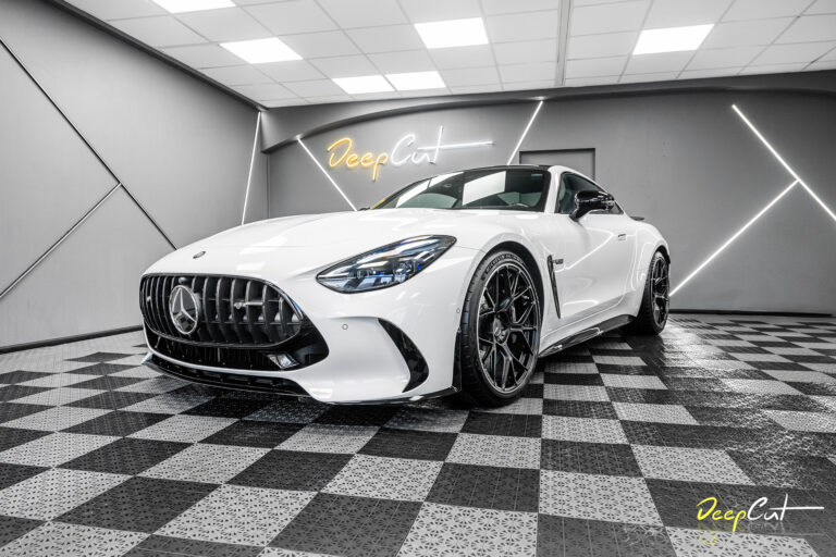 Mercedes AMG GT 63 z zabezpieczeniem PPF – widok z przodu na tle studia detailingowego