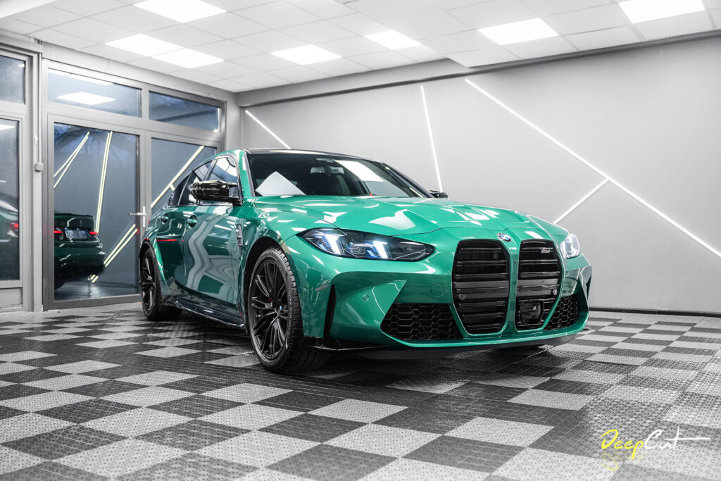 BMW M3 Competition zabezpieczone folią PPF – widok z przodu z agresywnym grillem