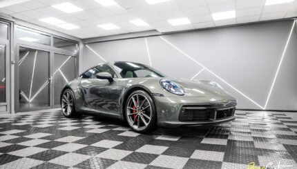 Nowe Porsche 911 (992) zabezpieczone folią PPF – widok z przodu