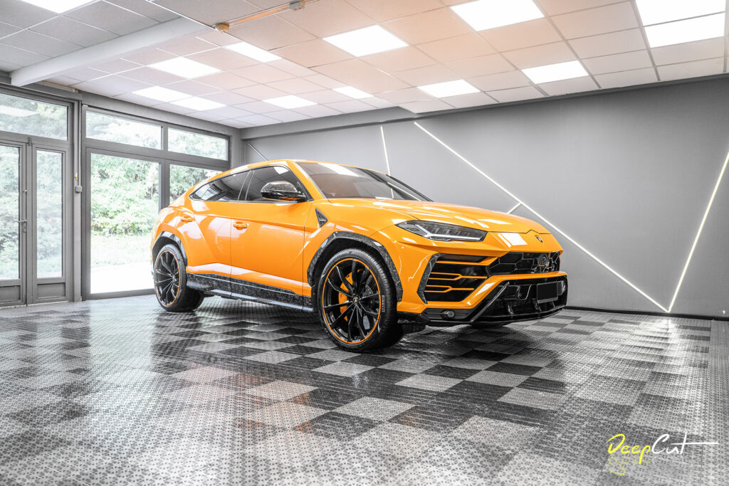 Lamborghini Urus po aplikacji folii PPF – widok z przodu w świetle dziennym