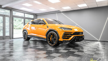 Lamborghini Urus po aplikacji folii PPF – widok z przodu w świetle dziennym