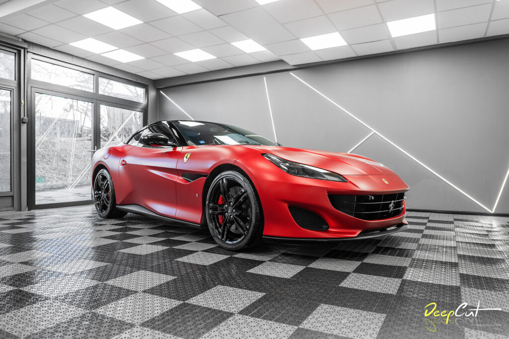 Ferrari Portofino po aplikacji folii PPF – czerwony lakier w świetle dziennym