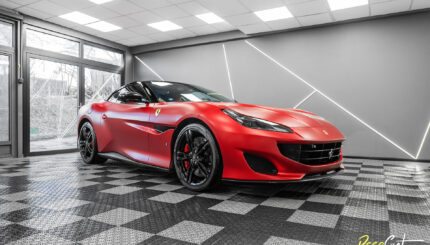 Ferrari Portofino po aplikacji folii PPF – czerwony lakier w świetle dziennym